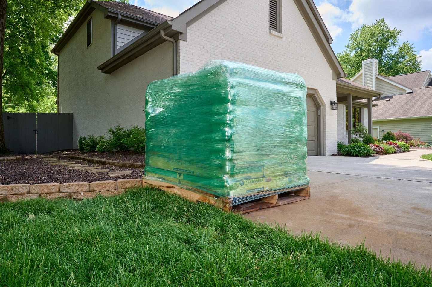 Miracle-Gro Potting Mix, For Container Plants, Flowers, Vegetables, Annuals, Perennials, Shrubs, Feeds for up to 6 Months, 16. qt., 2-Pack